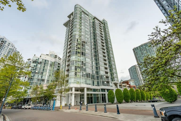 607 1077 MARINASIDE CRESCENT